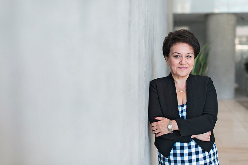 El ex director ejecutivo de AQC se cruza de brazos y se apoya contra una pared con una chaqueta negra. 