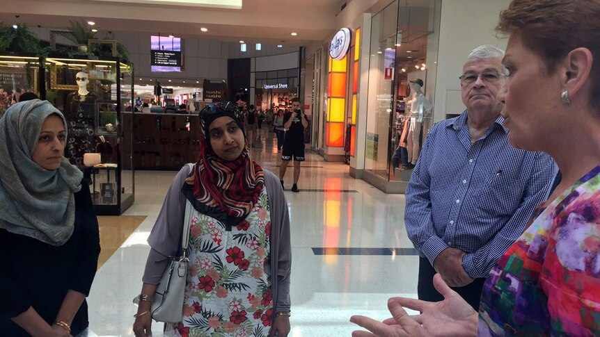 Pauline Hanson confronted by muslim women