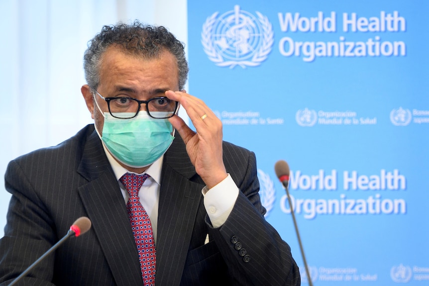 테워드로스 아드하놈 거브러여수스(Tedros Adhanom Ghebreyesus)가 기자회견에 참석하면서 수술용 마스크를 쓰고 있다.