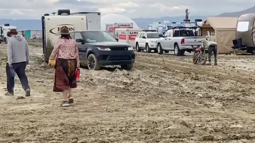 The Loop : L’exode du festival Burning Man commence dans la boue qui sèche, le gouverneur de la RBA doit délibérer sur la décision finale en matière de taux d’intérêt