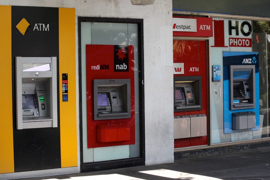 Una imagen de los cuatro grandes cajeros automáticos del banco uno al lado del otro