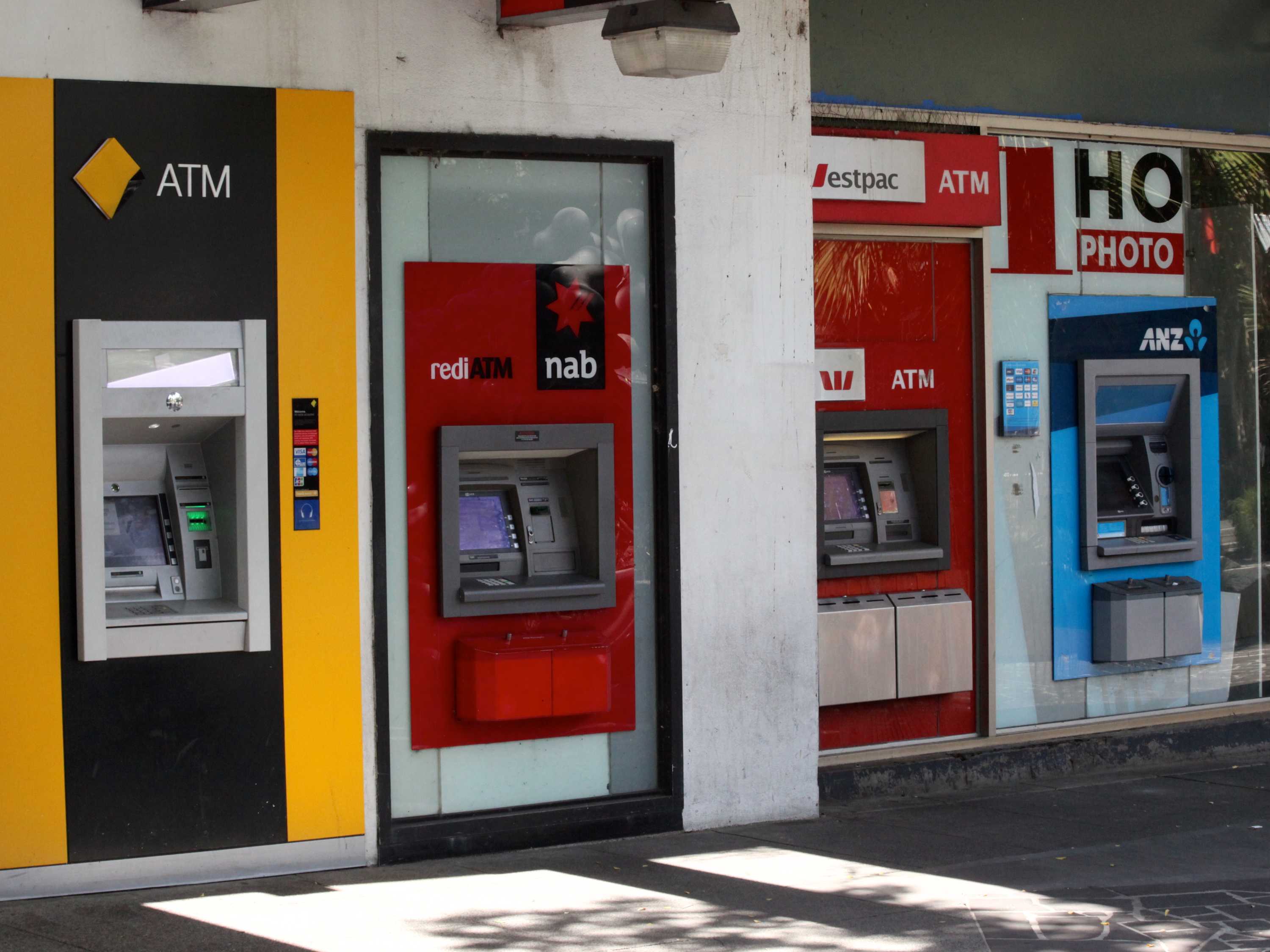 四大银行 ATM 端的图像- 并肩。” class=