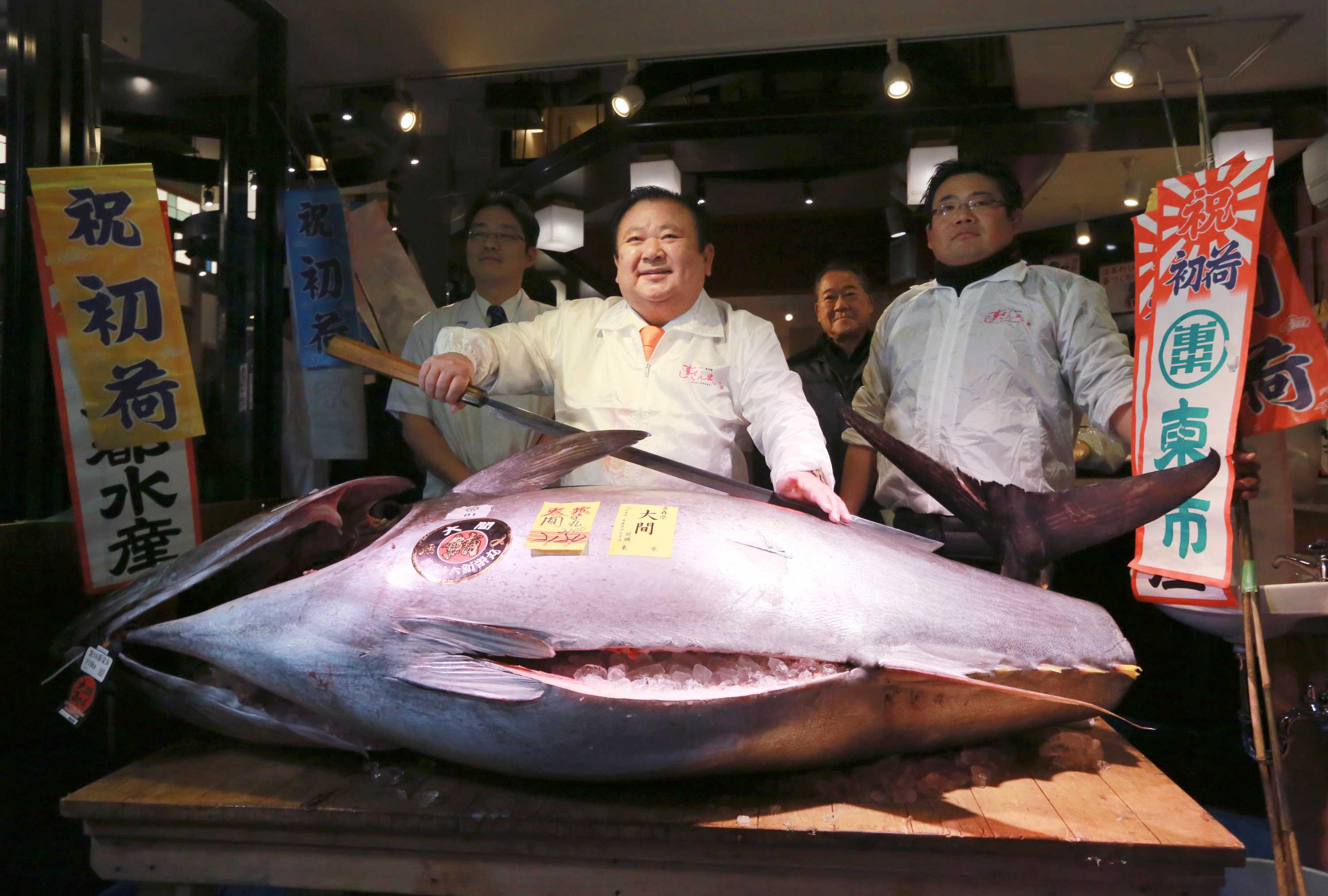 Giant Japanese Tuna Sells For 2 6 Million In First 2020 Tokyo Auction Abc News