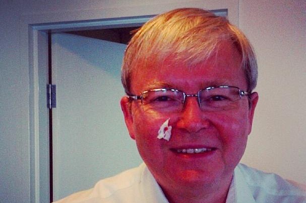 Kevin Rudd takes a 'selfie' after cutting himself while shaving
