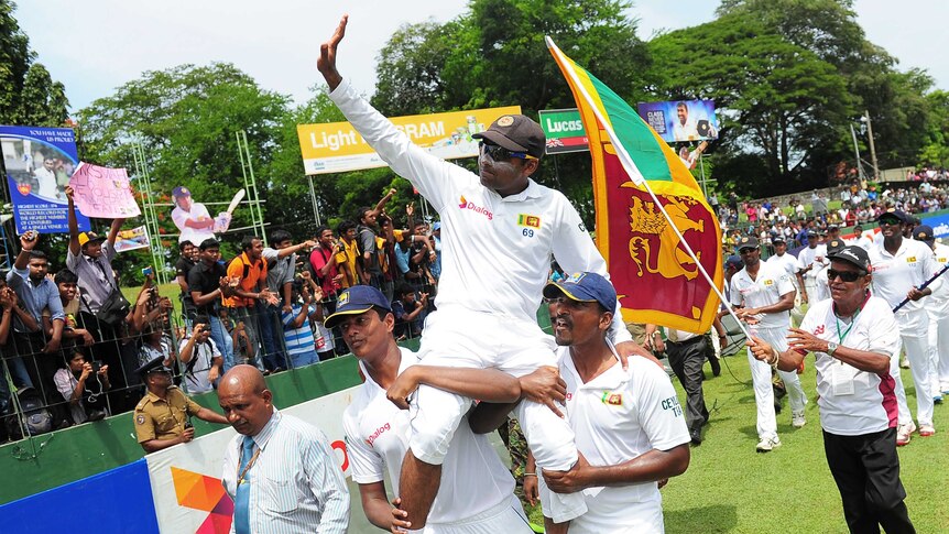 Jayawardene waves to the crowd in Test farewell