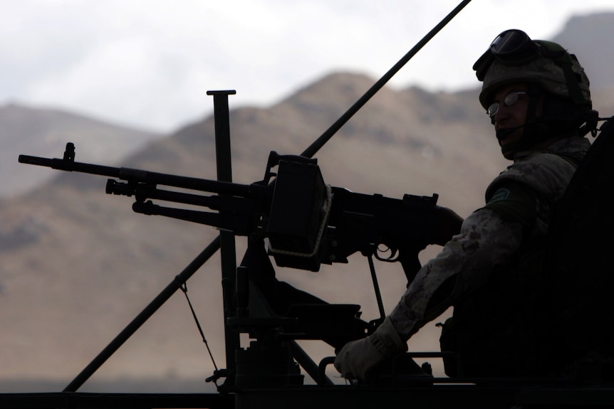 Un soldato canadese della Forza internazionale di assistenza alla sicurezza (ISAF) guidata dalla NATO fornisce sicurezza