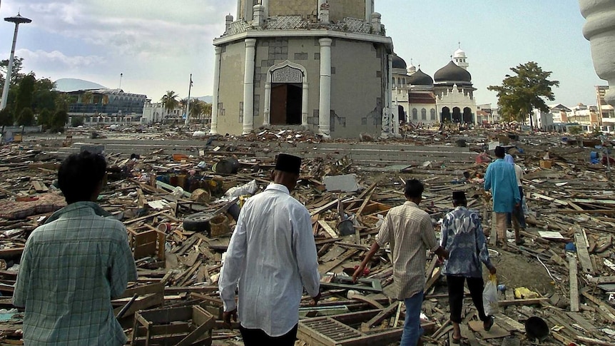 Banda Aceh's Baiturrahaman mosque in Aceh after tsunami