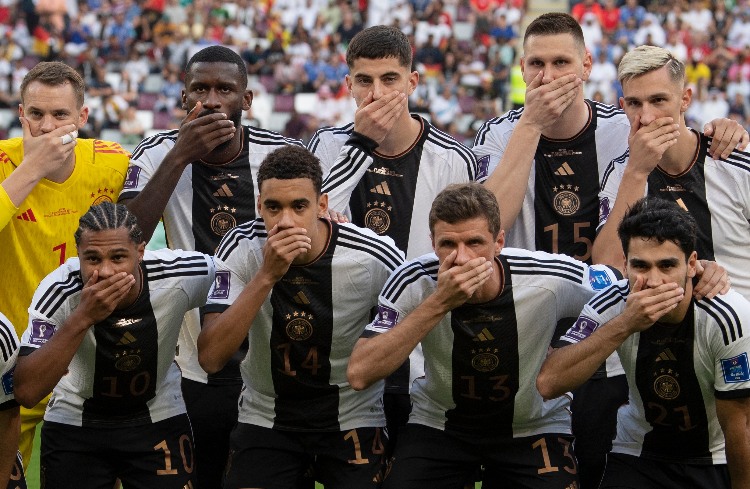 Los jugadores alemanes protestan con las manos en la boca