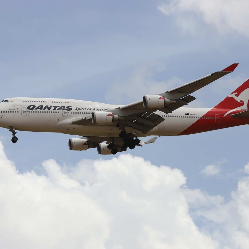 Wuhan Qantas flight flies into Darwin.