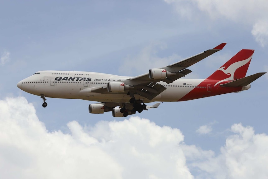 Wuhan Qantas flight flies into Darwin.