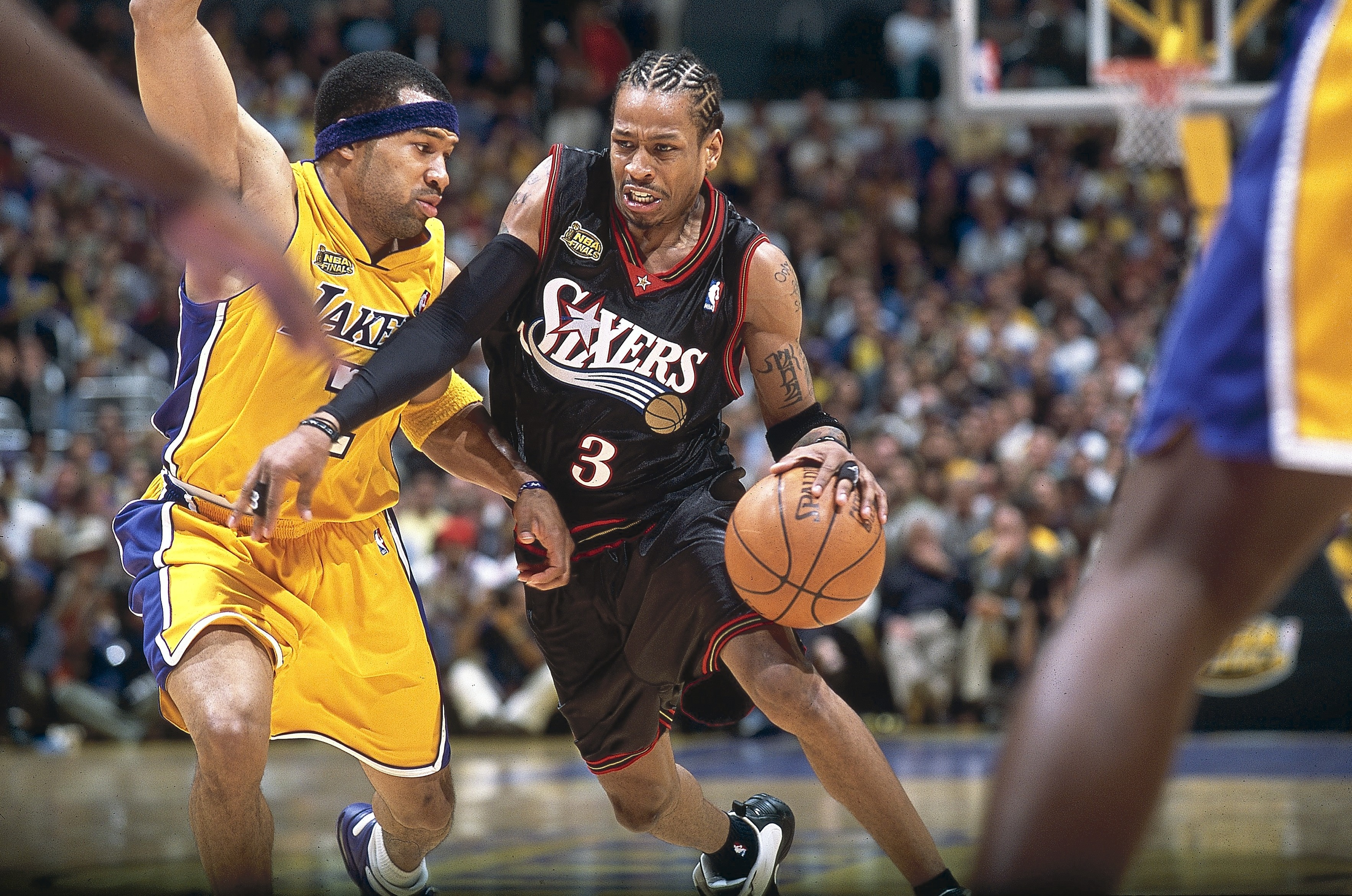 Allan Iverson dribla a bola contra o LA Lakers durante as finais da NBA de 2001.