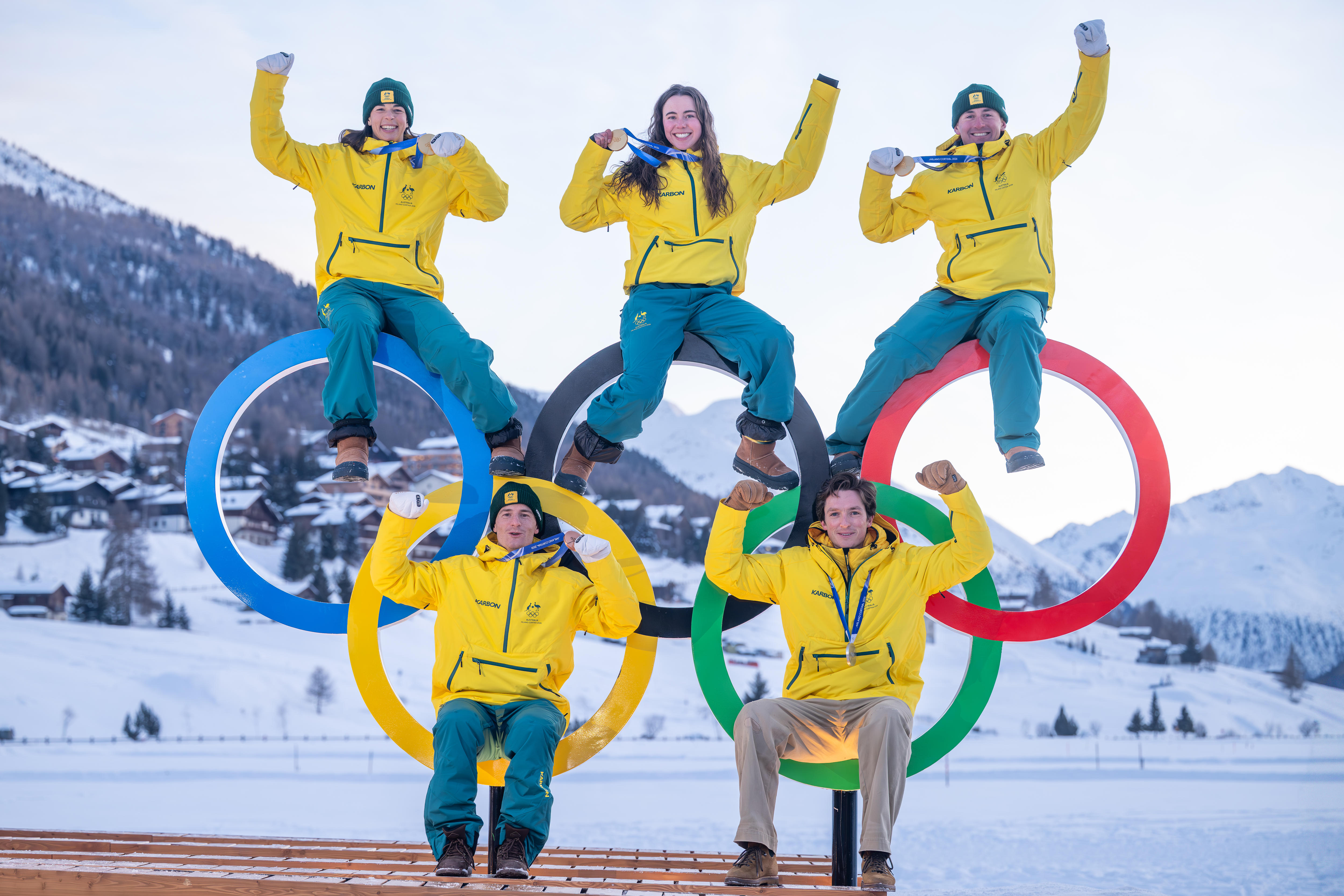 Jakara Anthony, Josie Baff, Cooper Woods, Matt Graham e Scotty James sentam-se dentro dos anéis olímpicos.