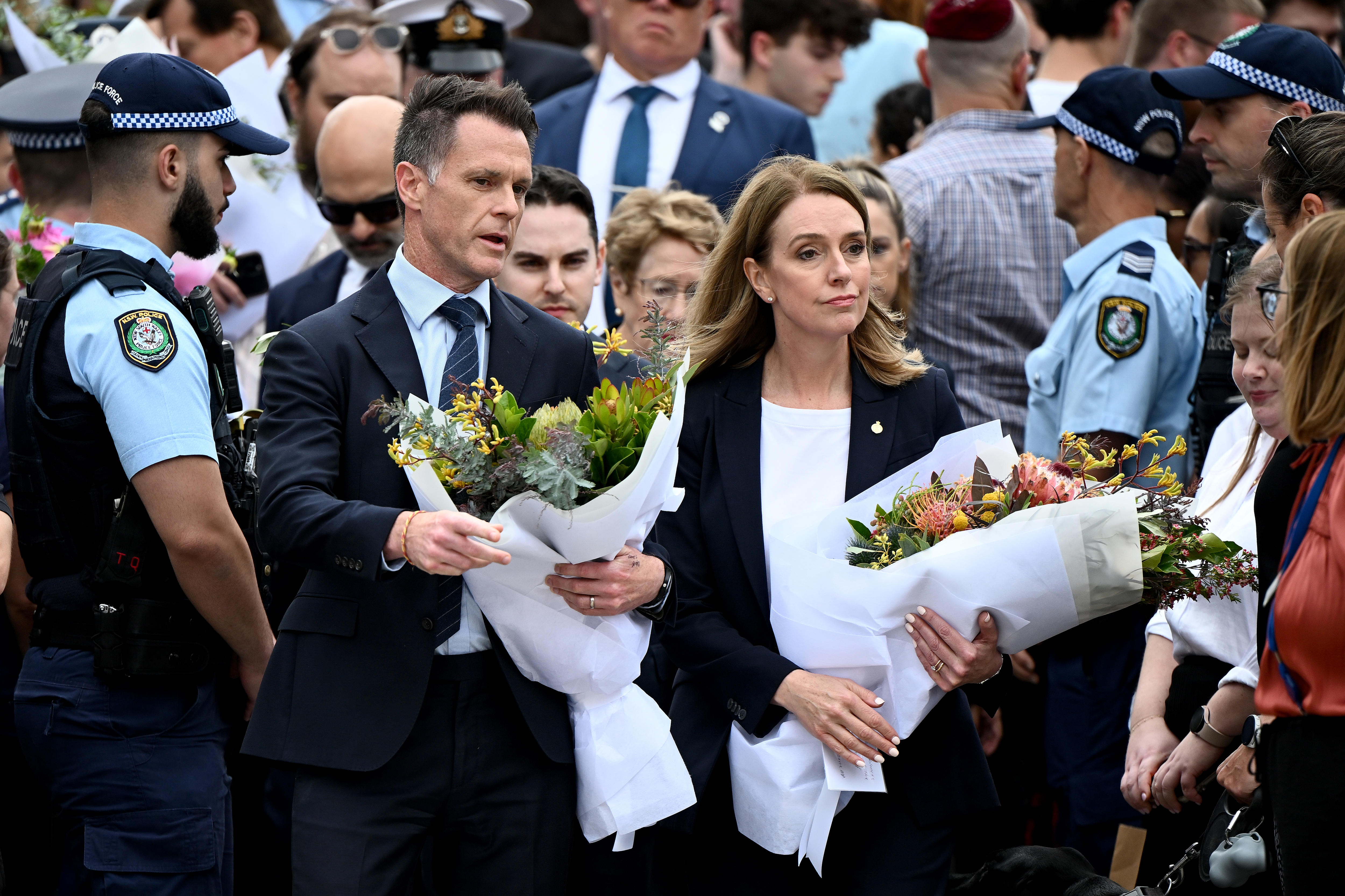 Kellie Sloane y Chris Minns llevan flores en Bondi Memorial.