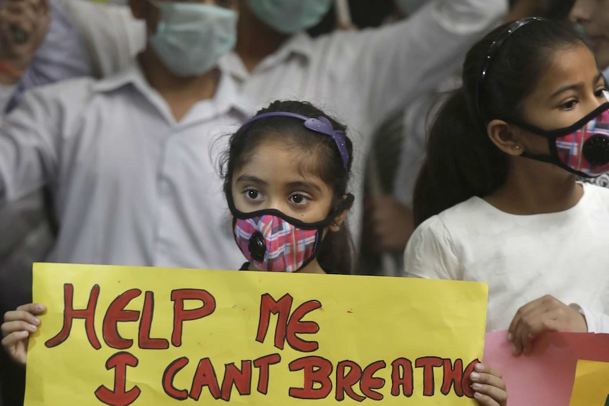 Girl in polluted New Delhi