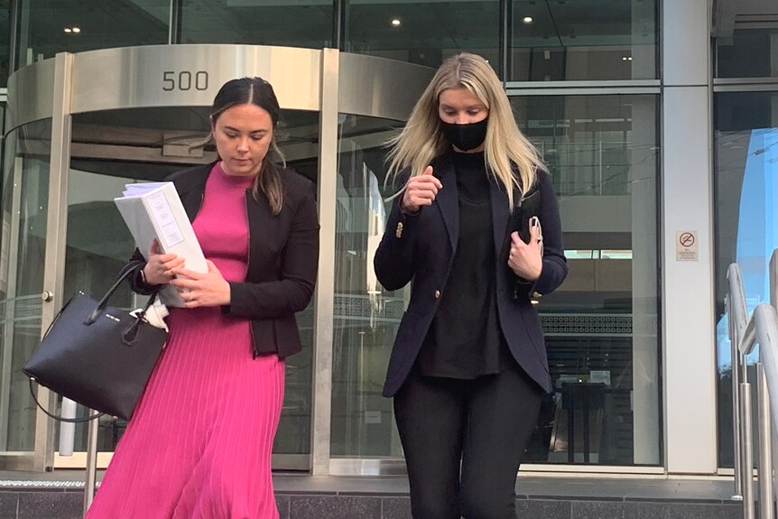 Rachel Roche sortant du tribunal, portant un masque COVID noir.