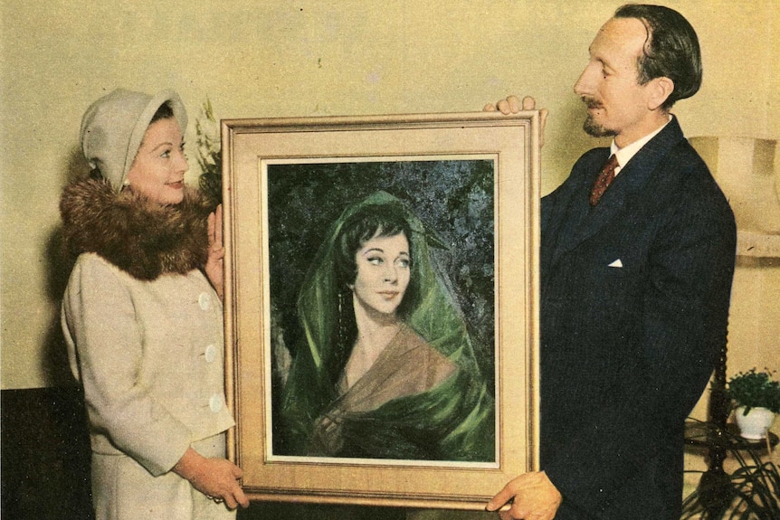 A portrait of Vivien Leigh being held by the actress and painter Paul Fitzgerald.