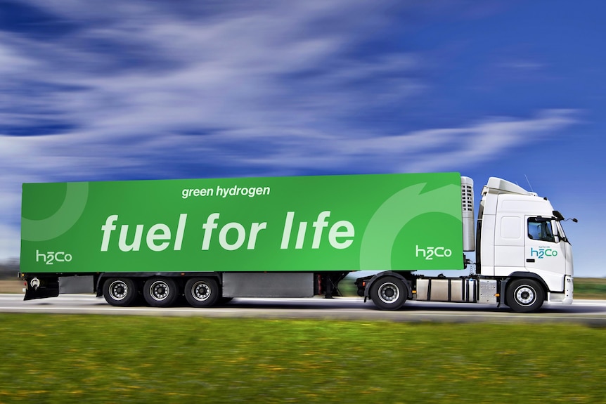 Компьютерное изображение белого грузовика, буксирующего зеленый прицеп с надписью «Топливо для жизни».