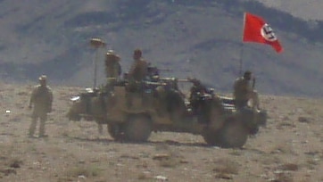 一幅纳粹万字旗飘舞在澳大利亚驻阿富汗军队车辆上方。