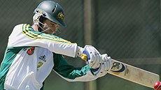 Justin Langer gets in some batting practice ahead of his return to the Test side