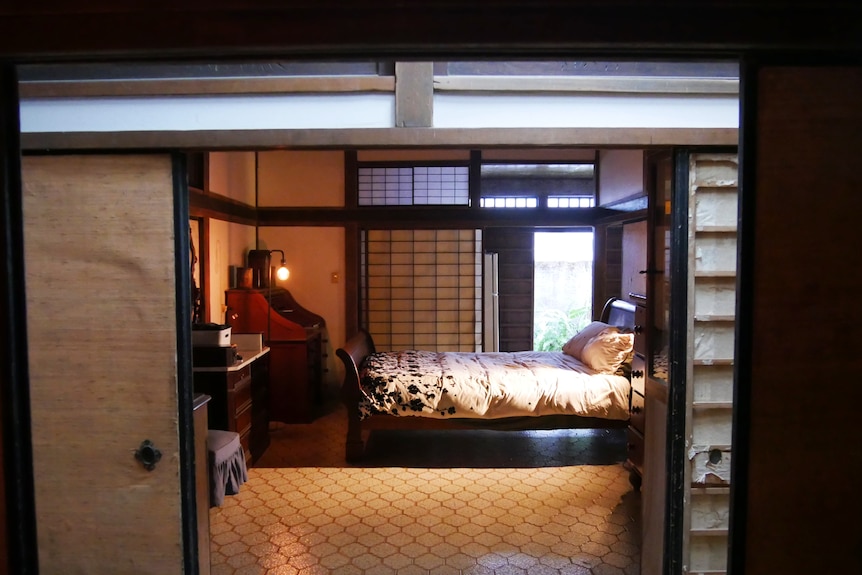 A bedroom surrounded by sliding walls