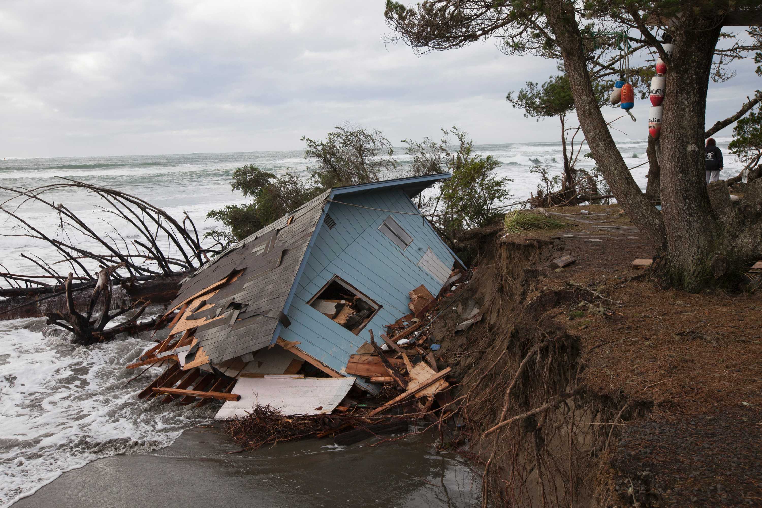 Storm leaves trail of destruction in US northwest, forcing evacuations ...