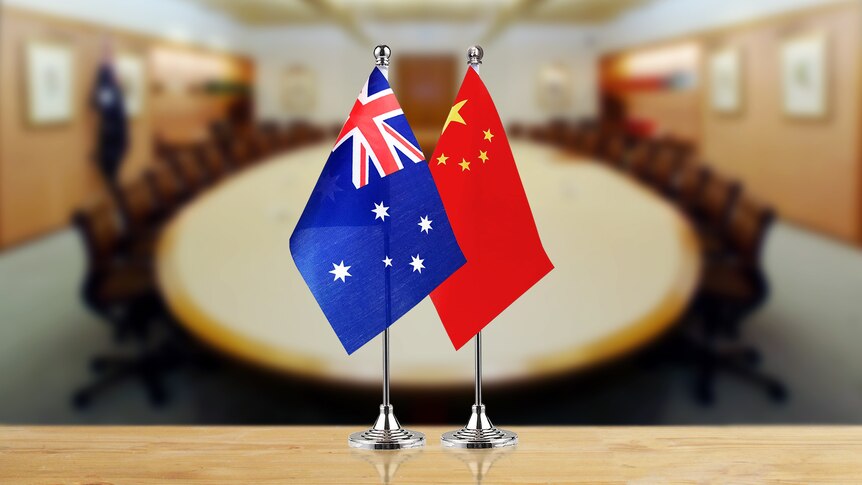 澳大利亚和中国的国旗放在桌面上。