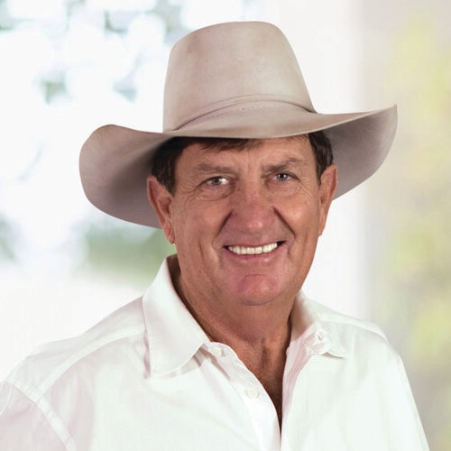 O prefeito John Wharton sorri para a câmera. 