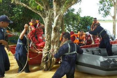 The Royal Malaysian Navy and other agencies evacuate residents