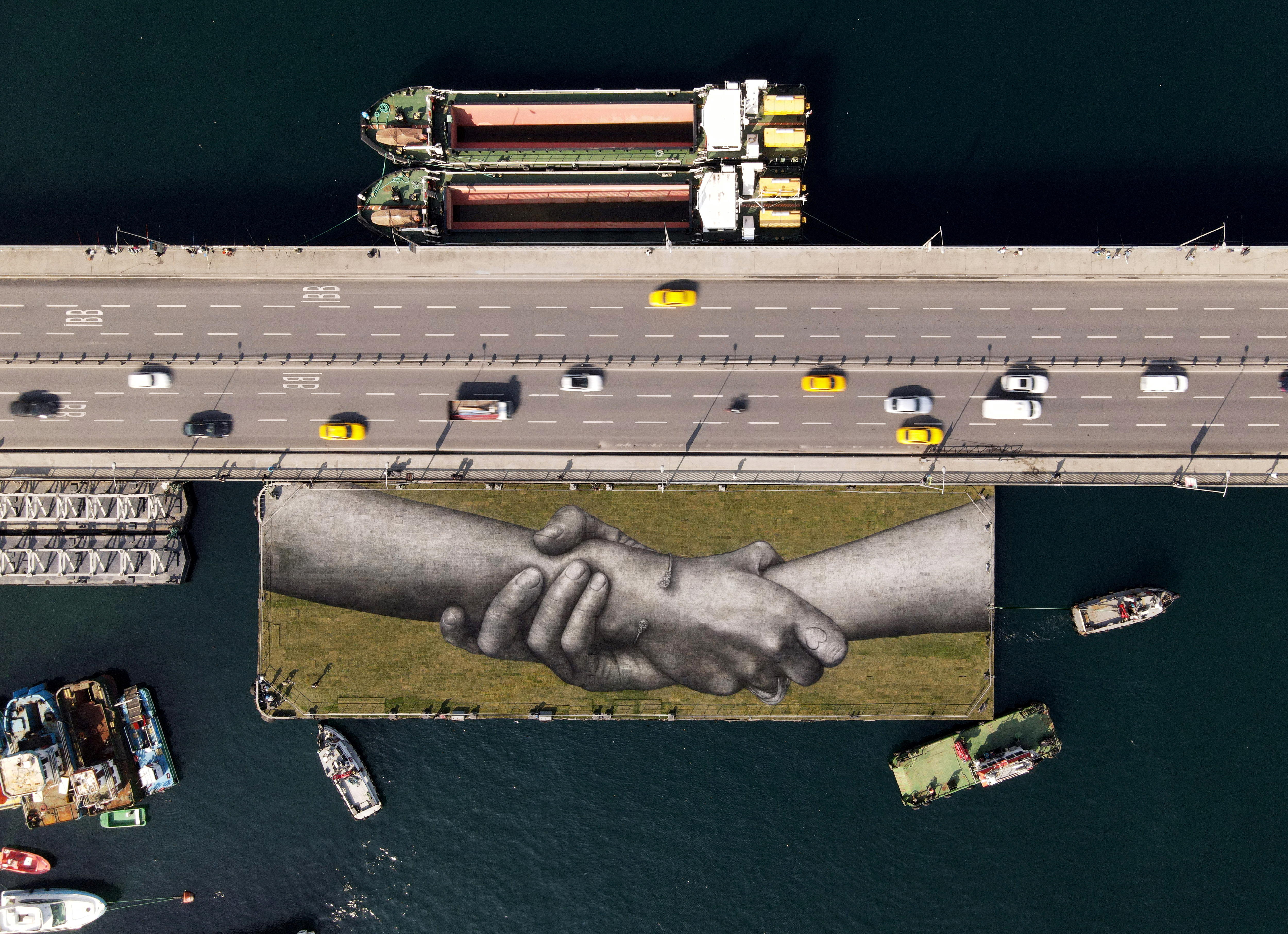 Una vista aérea muestra una obra de arte de manos entrelazadas en una barcaza flotante en Estambul, Turquía.