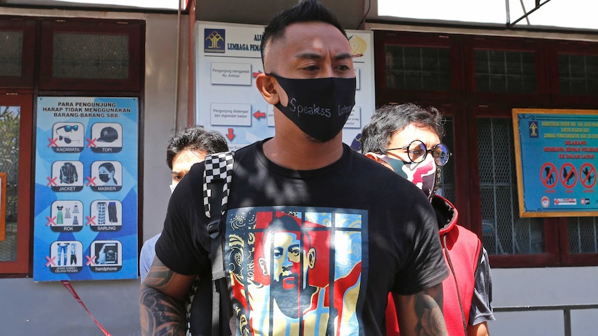 A man wears a face mask and a t-shirt reading "hope".
