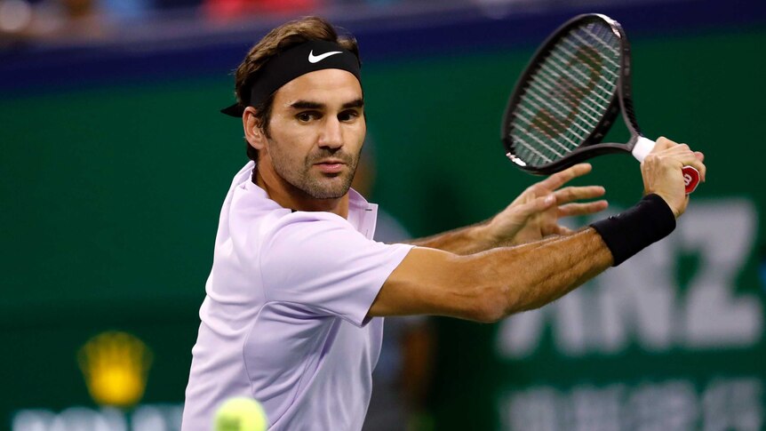 Roger Federer plays a sublime backhand.