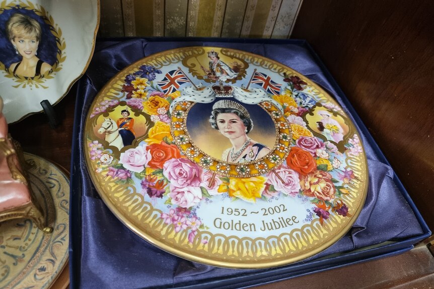 Une assiette Royal Golden Jubilee collectionnée par Nancy Moran.