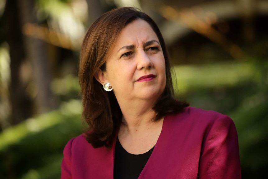 Headshot of Queensland Premier Annastacia Palaszczuk écoute lors d'une conférence de presse.