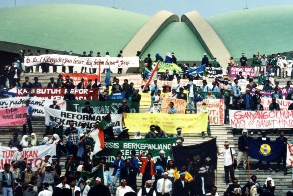 Mahasiswa menduduki gedung MPR/DPR pada 21 Mei 1998