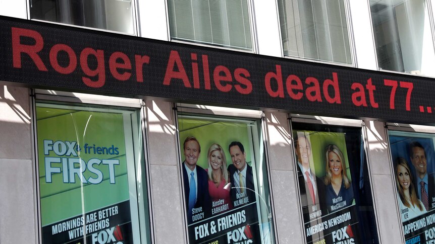 A sign displays the news that former Fox News Chairman and CEO Roger Ailes has died.