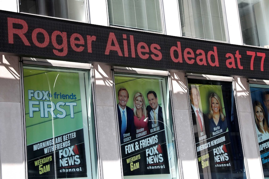 A sign displays the news that former Fox News Chairman and CEO Roger Ailes has died.