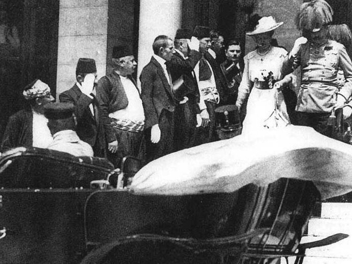 Franz Ferdinand and his wife in Sarajevo shortly before their assassination on June 28, 1914.