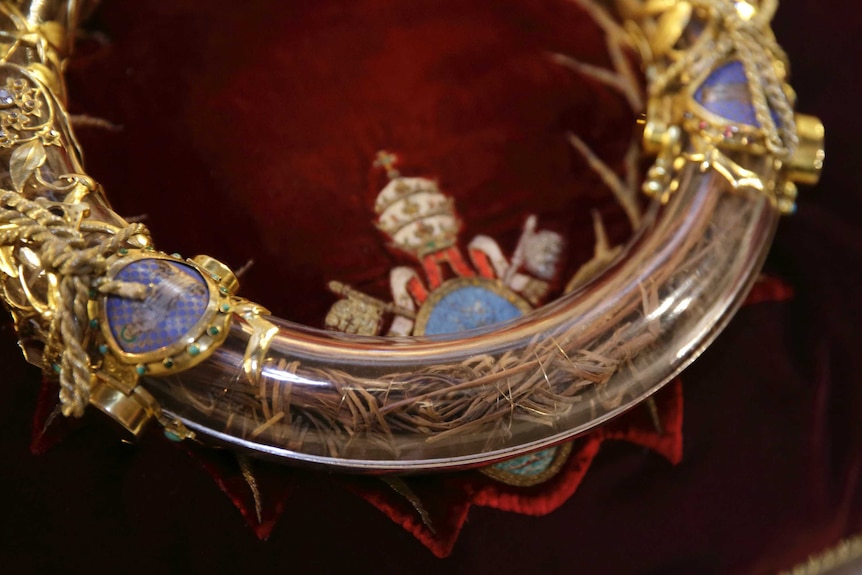 La Corona de Espinas se exhibe en la Catedral de Notre Dame. Está en una caja circular ornamentada de cristal y oro.