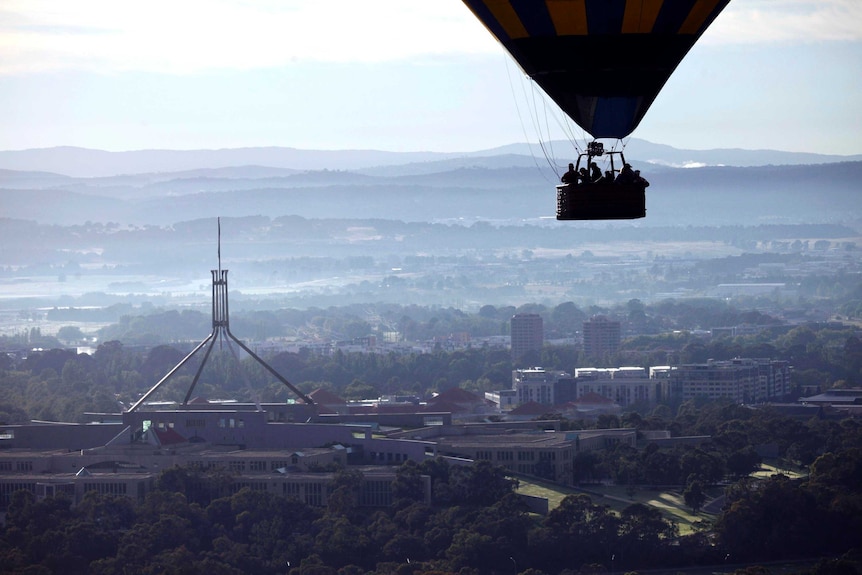 Balon gas di atas Parliament House, Canberra.