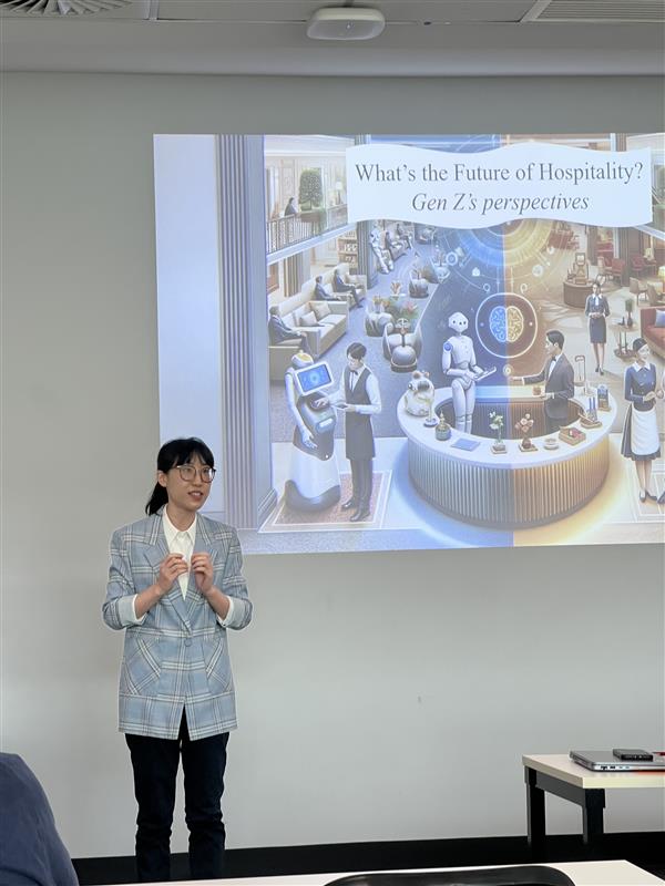 uma mulher fica na frente de uma ilustração de servidores robóticos