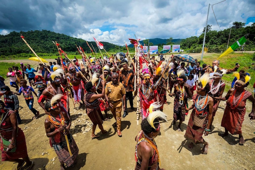 Sejumlah orang dari suku Papua menggunakan pakaian tradisional