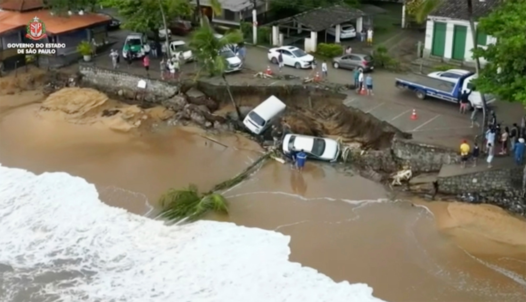 Cars fallen from a cliff near a beach in São Sebastião.