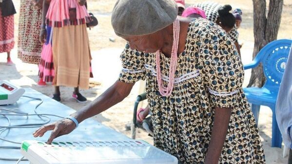 Namibian woman uses electronic voting machine