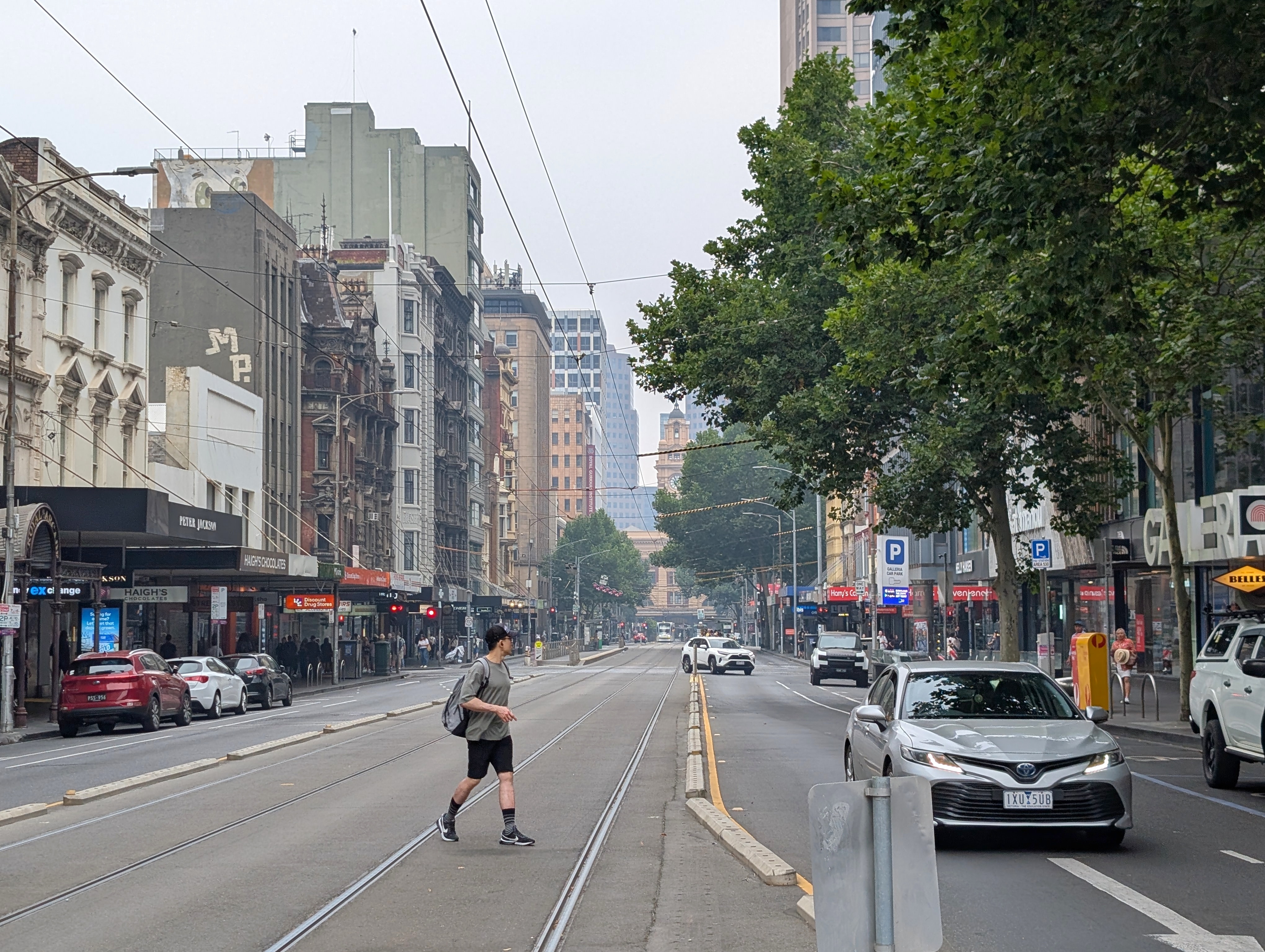 Un hombre cruza la calle en el CBD.