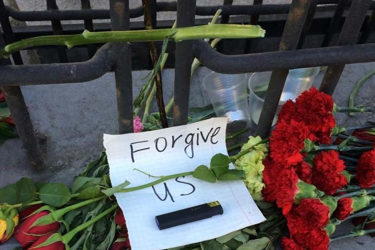 Twitpic from Australia's ambassador to Russia Paul Myler showing flowers and 'Forgive us' note