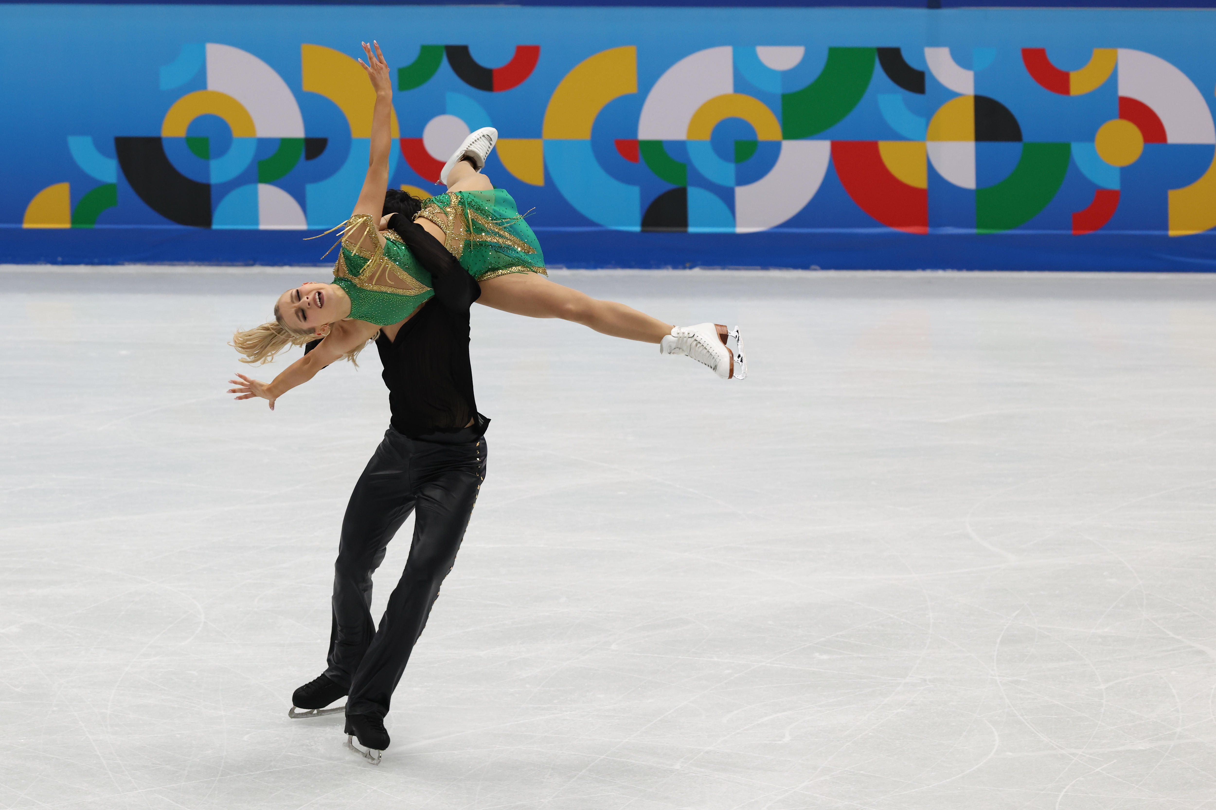 Jason Chan levanta Holly Harris