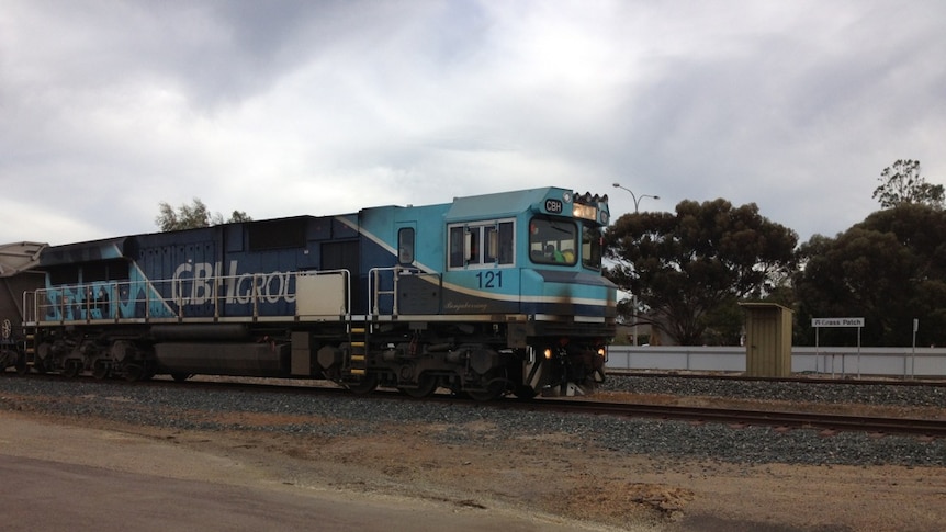 CBH trains carry grain to port.