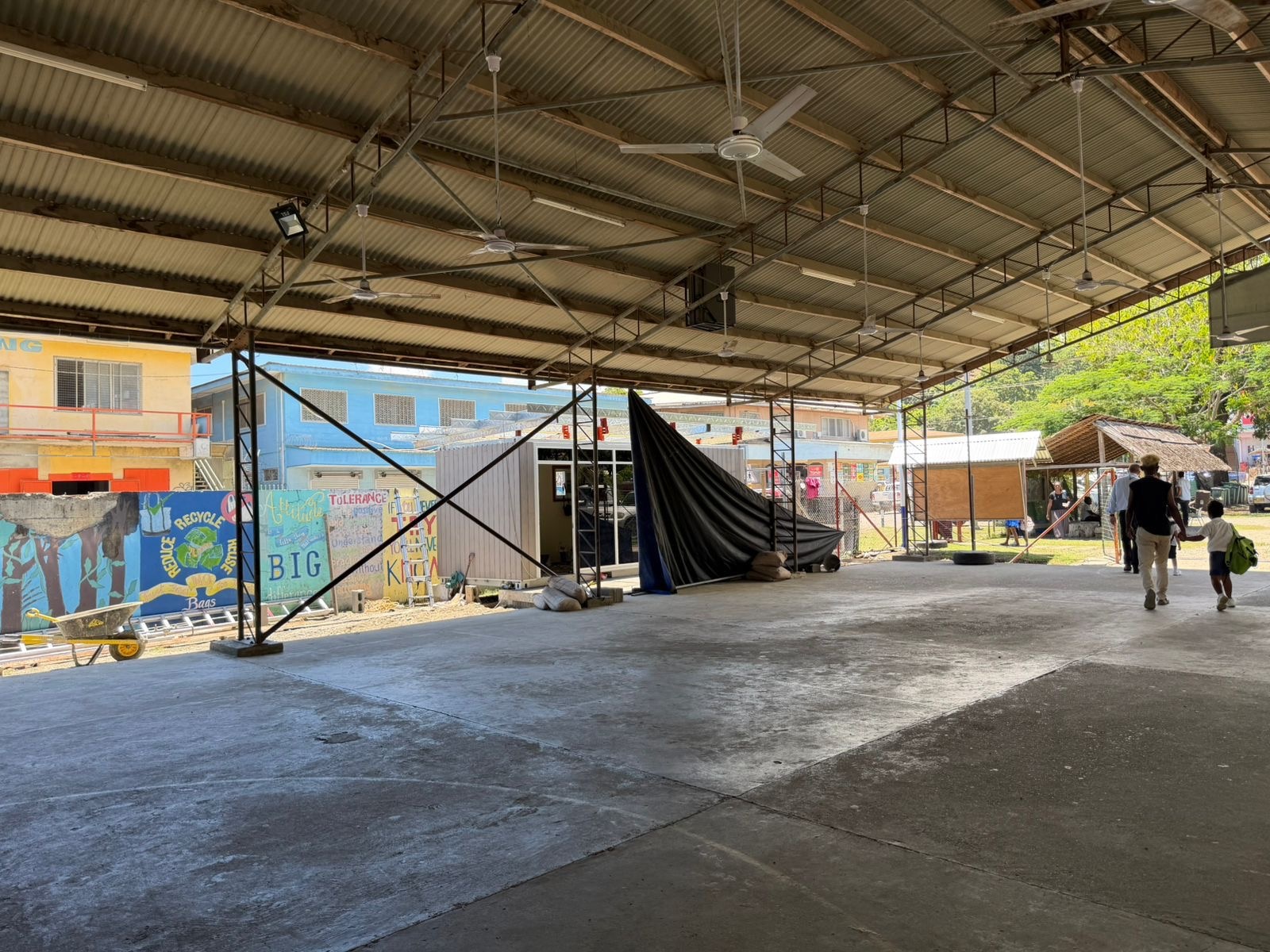 Цементный пол и блоки.