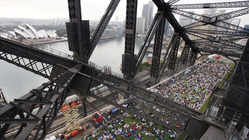 6,000 gather for Harbour Bridge brekkie