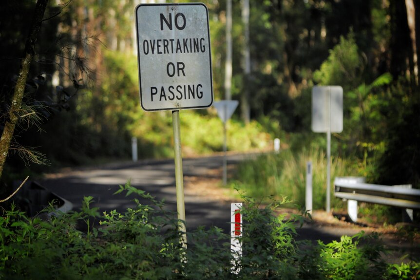 No Overtaking or Passing sign on Williams Road at Bonville in NSW.